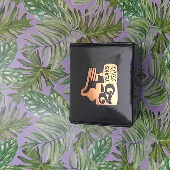 Tito’s Vodka 25th Anniversary Collector’s Bottle Topper & Gift Box. - Picture 3 of 4